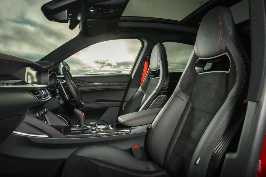 Интерьер Alfa Romeo Stelvio Quadrifoglio (949) 2020 года  (UK) (фото 24 из 37)